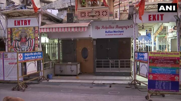संकटकाळी तुची तारी भक्तांना माते, असं म्हणत या संकटसमयी लढण्याचं बळ देत आता यातून बाहेरही काढण्याची कृपा तूच कर अशीच भावना आणि प्रार्थना या भाविकांनी केल्याचं पाहायला मिळालं. (सर्व छायाचित्र- एएनआय)