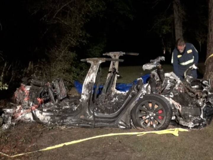 Tesla Car Crash 2 Killed in Driverless Tesla Officials No one was driving the vehicle தானியங்கி டெஸ்லா கார் விபத்தில் இருவர் பலி