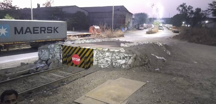 मंगळवारी सुटलेल्या ऑक्सिजन एक्सप्रेस मधून 10 टँकर्स पाठवण्यात येणार होते. मात्र 4 टँकर्सची उंची जास्त असल्याने त्यांना परत पाठवण्यात आले. शेवटी 7 टँकर्स घेऊन ही गाडी निघाली.