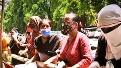 Long queues outside COVID center in UP | Ghanti Bajao