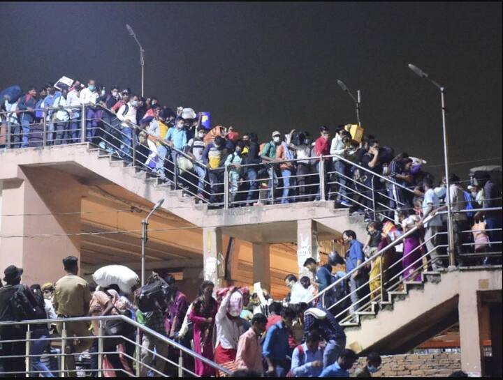 ਪਿਛਲੇ ਸਾਲ ਵੀ ਦਿੱਲੀ ਵਿੱਚ ਕੰਮ ਕਰ ਰਹੇਬਿਹਾਰ, ਉੱਤਰ ਪ੍ਰਦੇਸ਼ ਅਤੇ ਦੂਜੇ ਰਾਜਾਂ ਦੇ ਪ੍ਰਵਾਸੀ ਦੇਸ਼ ਵਿੱਚ ਤਾਲਾਬੰਦੀ ਦੀ ਘੋਸ਼ਣਾ ਤੋਂ ਬਾਅਦ ਬੱਸਾਂ, ਹੋਰ ਵਾਹਨਾਂ ਅਤੇ ਇੱਥੋਂ ਤੱਕ ਕਿ ਪੈਦਲ ਵੀ ਆਪਣੇ ਘਰਾਂ ਨੂੰ ਪਰਤਦੇ ਵੇਖੇ ਗਏ ਸਨ।