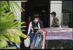 ਵਿਰਾਟ-ਅਨੁਸ਼ਕਾ ਆਪਣੀ ਬੇਬੀ ਡੋਲ ਵਾਮਿਕਾ ਨਾਲ ਏਅਰਪੋਰਟ 'ਤੇ ਹੋਏ ਸਪੋਟ, ਇਥੇ ਦੇਖੋ ਫੈਮਿਲੀ ਫੋਟੋਜ਼ 