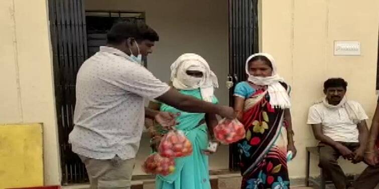 Chhattisgarh: Tomatoes being offered to people in Bijapur Municipal limits, by Municipality, to encourage them to get vaccinated Chhattisgarh: ভ্যাকসিন নিন, সঙ্গে ২ কেজি টম্যাটোও ! এমন ‘অফার’ পাওয়া যাচ্ছে কোথায় ?