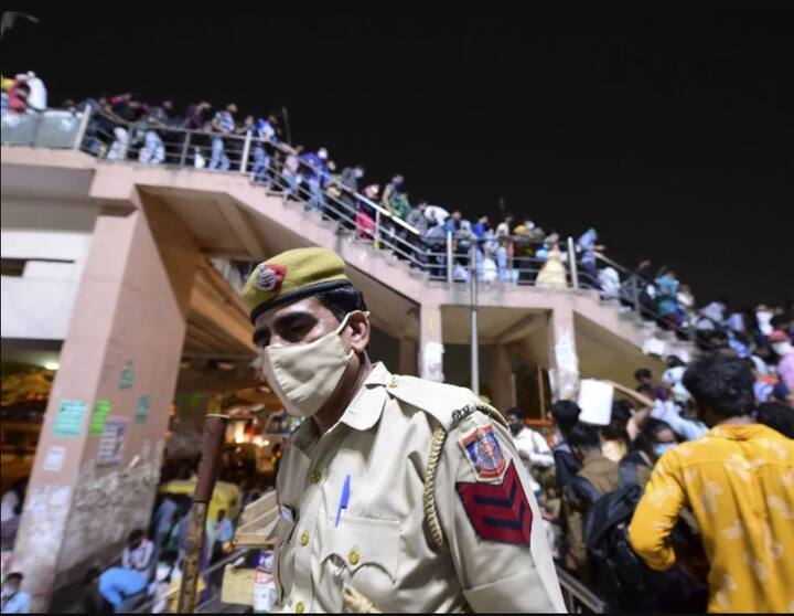 ਨਵੀਂ ਦਿੱਲੀ: ਕੋਰੋਨਾ ਦੇ ਵੱਧ ਰਹੇ ਮਾਮਲਿਆਂ ਨੇ ਇੱਕ ਵਾਰ ਫਿਰ ਪ੍ਰਵਾਸੀ ਮਜ਼ਦੂਰਾਂ ਲਈ ਸੰਕਟ ਪੈਦਾ ਕਰ ਦਿੱਤਾ ਹੈ। ਸੋਮਵਾਰ ਨੂੰ ਜਿਵੇਂ ਹੀ ਦਿੱਲੀ ਦੇ ਮੁੱਖ ਮੰਤਰੀ ਅਰਵਿੰਦ ਕੇਜਰੀਵਾਲ ਨੇ ਰਾਜਧਾਨੀ ਵਿੱਚ ਇੱਕ ਹਫ਼ਤੇ ਦੇ ਲੌਕਡਾਊਨ ਦਾ ਐਲਾਨ ਕੀਤਾ, ਪ੍ਰਵਾਸੀ ਮਜ਼ਦੂਰਾਂ ਦਾ ਜੱਥਾ ਬੱਸ ਅੱਡੇ ਵੱਲ ਵਧਦਾ ਵੇਖਿਆ ਗਿਆ। ਆਪਣੇ ਘਰ ਨੂੰ ਜਾਣ ਲਈ ਬੱਸ ਲੈਣ ਦੀ ਕੋਸ਼ਿਸ਼ ਕਰਦਿਆਂ ਵੇਖਿਆ ਗਿਆ। 