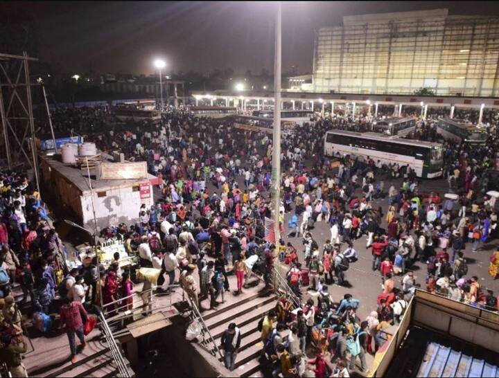 ਰੇਲਵੇ ਨੇ ਕਿਹਾ ਕਿ ਉਸ ਨੇ ਤੁਰੰਤ ਪ੍ਰਭਾਵ ਨਾਲ ਦਿੱਲੀ ਦੇ ਸਾਰੇ ਵੱਡੇ ਰੇਲਵੇ ਸਟੇਸ਼ਨਾਂ ਤੇ ਪਲੇਟਫਾਰਮ ਟਿਕਟਾਂ ਦੀ ਵਿਕਰੀ ‘ਤੇ ਪਾਬੰਦੀ ਲਗਾ ਦਿੱਤੀ ਹੈ। ਰੇਲਵੇ ਦੇ ਮੰਡਲ ਪ੍ਰਬੰਧਨ ਆਰਐਨ ਸਿੰਘ ਨੇ ਟਵੀਟ ਕੀਤਾ ਕਿ ਦਿੱਲੀ ਖੇਤਰ ਦੇ ਵੱਡੇ ਰੇਲਵੇ ਸਟੇਸ਼ਨਾਂ ਜਿਵੇਂ ਕਿ ਨਵੀਂ ਦਿੱਲੀ, ਪੁਰਾਣੀ ਦਿੱਲੀ, ਹਜ਼ਰਤ ਨਿਜ਼ਾਮੂਦੀਨ, ਆਨੰਦ ਵਿਹਾਰ ਆਦਿ 'ਚ ਪਲੇਟਫਾਰਮ ਟਿਕਟਾਂ ਦੀ ਵਿਕਰੀ ਰੋਕ ਦਿੱਤੀ ਗਈ ਹੈ।