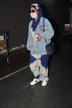 पिता के निधन की खबर मिलते ही कश्मीर से मुंबई लौटीं Hina Khan, गम में डूबी हुई दिखीं