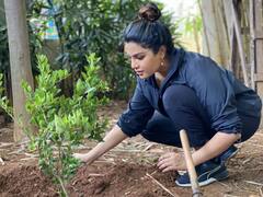 விவேக் நினைவாக வீட்டில் மரக்கன்றுகள் நட்ட நடிகை ஆத்மீகா