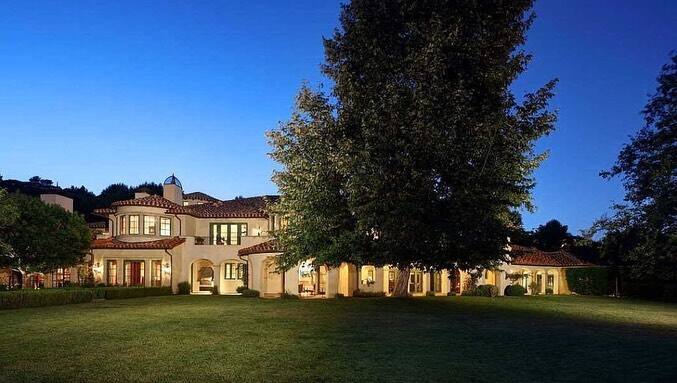 ये मैन्शन उन्होंने लॉस एंजिल्स के बेवरली हिल्स में खरीदा है.