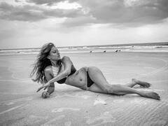 पारा इतना हाई हुआ के: समंदर किनारे रेत पर Nia Sharma ने शेयर की ऐसी तस्वीरें