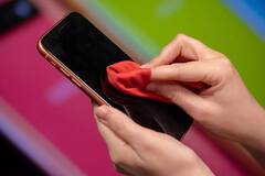 તમારા ફોનમાં છુપાયેલો હોય શકે છે કોરોના વાયરસ! જાણો મોબાઇલને સેનિટાઇટ કરવાની 3 બેસ્ટ રીતે....