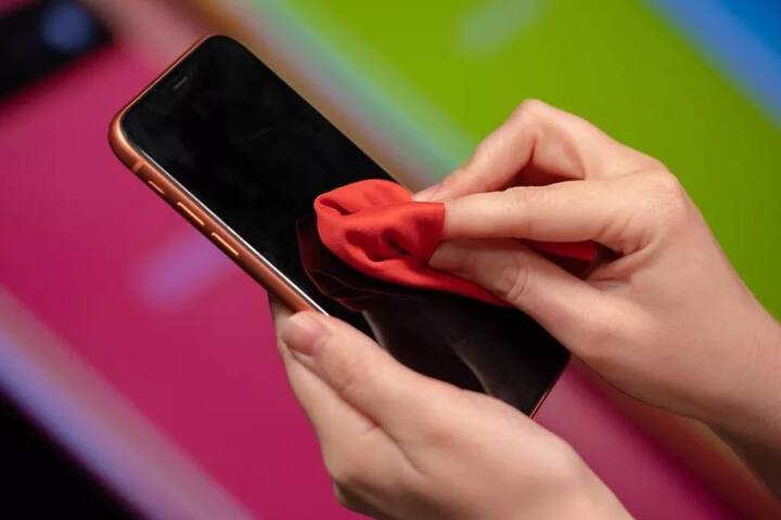 નવી દિલ્હીઃ કોરોના વાયરસ ઝડપથી લોકોને પોતાની ઝપેટમાં લઇ રહ્યો છે, આવામાં દરેક વ્યક્તિએ સાવધાન થઇ જવાની જરૂર છે. ખાસ કરીને એવા લોકો જે ઘરેથી વારંવાર બહાર નીકળી રહ્યાં છે. કોરોના વાયરસથી બચવા માટે લોકોએ વારંવાર હાથ સેનિટાઇઝ કરવા અને સાવધાની રાખવાની જરૂર છે. આ કડીમાં તમારા ફોનને પણ યોગ્ય રીતે સેનિટાઇઝ કરવો જોઇએ.