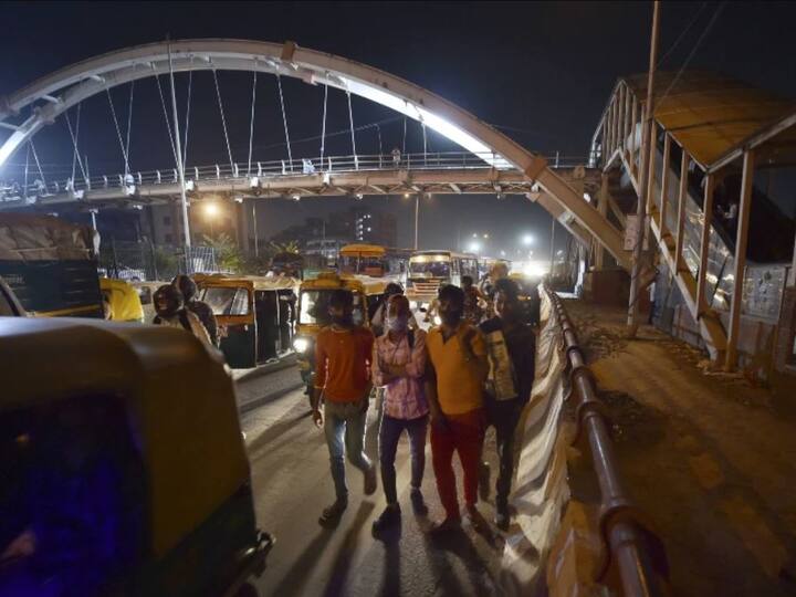 ਸੋਮਵਾਰ ਦੀ ਸ਼ਾਮ ਨੂੰ ਪੁਲਿਸ ਅਧਿਕਾਰੀਆਂ ਨੇ ਦੱਸਿਆ ਕਿ 5,000 ਤੋਂ ਵੱਧ ਲੋਕ ਆਨੰਦ ਵਿਹਾਰ ਵਿਖੇ ਆਈਐਸਬੀਟੀ ਅਤੇ ਰੇਲਵੇ ਸਟੇਸ਼ਨ ਪਹੁੰਚੇ ਅਤੇ ਇਹ ਗਿਣਤੀ ਵੱਧ ਰਹੀ ਹੈ। ਇੱਕ ਸੀਨੀਅਰ ਪੁਲਿਸ ਅਧਿਕਾਰੀ ਨੇ ਦੱਸਿਆ ਕਿ ਅਚਾਨਕ ਤਾਲਾਬੰਦੀ ਦੀ ਘੋਸ਼ਣਾ ਤੋਂ ਬਾਅਦ ਹਜ਼ਾਰਾਂ ਲੋਕ ਆਨੰਦ ਵਿਹਾਰ ਆਈਐਸਬੀਟੀ ਪਹੁੰਚਣੇ ਸ਼ੁਰੂ ਹੋ ਗਏ।