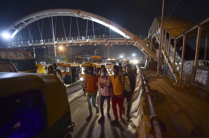 While several migrants took buses, many opted to walk after failing to find space on over crowded buses. (Image: PTI)