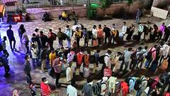 पुणे रेल्वे स्थानकाबाहेर मजुरांच्या मोठ्या रांगा, लॉकडाऊनच्या धास्तीने परप्रांतीयांनी धरली घरची वाट