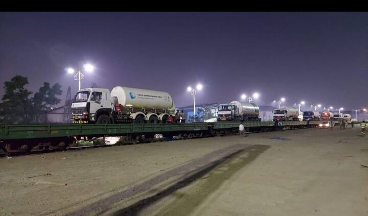 महाराष्ट्रासाठी आणि पर्यायाने भारताची पहिली ऑक्सिजन एक्सप्रेस सोमवारी मध्य रेल्वेच्या कळंबोली रेल्वे स्टेशनमधून रवाना झाली. या एक्सप्रेसला राज्याचे परिवहन मंत्री अनिल परब यांनी हिरवा कंदील दाखवला.