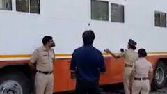 24 तास राबणाऱ्या पोलिसांसाठी बॉलिवूड कलाकारांची वॅनिटी व्हॅन, चार व्हॅन्स पोलिसांच्या सेवेत दाखल