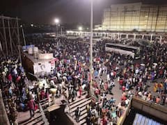 In pics | लॉकडाऊनमुळं भीतीनं स्थलांतरित मजुरांनी धरल्या परतीच्या वाटा