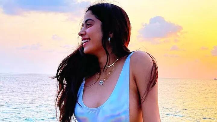 actress janhvi kapoor shares bikini dance video with her friend Cardi Bના ગીત પર પૂલ સાઇડ ડાન્સ કરતી દેખાઇ જ્હાન્વી કપૂર, વીડિયો વાયરલ