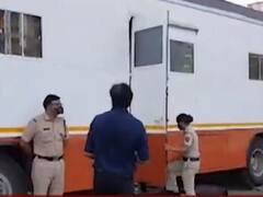 Mumbai Police | कोरोना संकटात मुंबई पोलिसांच्या मदतीसाठी बॉलिवूड सेलिब्रिटींची वॅनिटी व्हॅन सेवेत रुजू