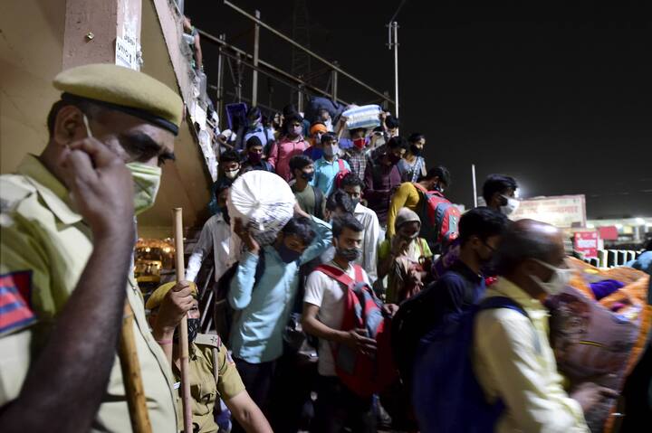 Ripple effects were seen on Ghaziabad and Noida borders as migrant workers were left to fend for themselves. (Image: PTI)