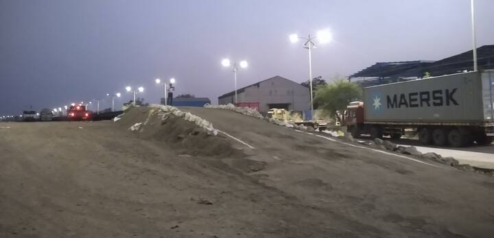 गेल्या काही दिवसात महाराष्ट्रातील कोरोना रुग्णांची संख्या प्रचंड वाढली असल्याने ऑक्सिजनची मोठ्या प्रमाणात कमतरता भेडसावत आहे. ही कमतरता भरून काढण्यासाठी वेगवेगळ्या उपाययोजनांचा वापर करून त्यांची वाहतूक करण्याची परवानगी द्यावी अशी मागणी मुख्यमंत्र्यांनी केंद्राला केली होती.