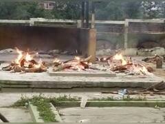 Pune News : अंत्यविधीसाठी शंभरहून अधिक लोकांची उपस्थिती, नातेवाईकांनी मृताचे पाय धुऊन पाणीही प्यायले; पुण्यातील घटना