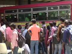 UP: दिल्ली,  महाराष्ट्र व गुजरात से प्रवासी मजदूरों का पलायन शुरू, बस अड्डों पर बढ़ने लगी भीड़