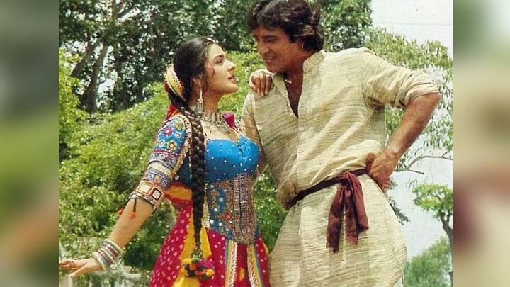 अमृता उम्र में विनोद खन्ना से 11 साल छोटी थीं लेकिन इसके बावजूद वह उनके प्यार में पागल हो बैठीं. दोनों ने पहली बार फिल्म बंटवारा में साथ काम किया था. इस फिल्म की शूटिंग के दौरान अमृता हैंडसम विनोद खन्ना को देखते ही फिदा हो गईं.