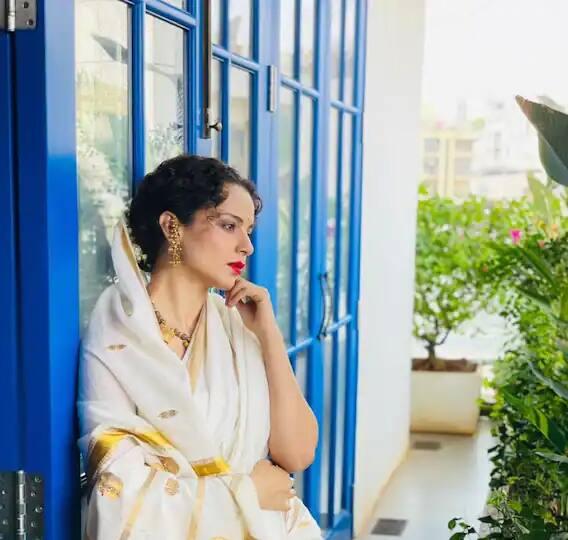 कंगनाने या फोटोंमध्ये साडी नेसली आहे. चाहत्यांना कंगनाचा हा पारंपारिक लूक खूप आवडला आहे. कंगनाने आपल्या घराच्या बालकनीमध्ये संदुर फोटो क्लिक केले आहेत. ज्यामध्ये ती पांढऱ्या रंगाच्या साडीत दिसून येत आहे. (Photo Credit : @kanganaranaut/Instagram)