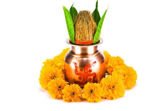 ઘરના ઉત્તર દિશામાં પાણીથી ભરેલ કળશ રાખવાની ઘરમાં ધનની કમી નથી રહેતી અને ઘરના અણુ પર તેનો સારો પ્રભાવ પડે છે