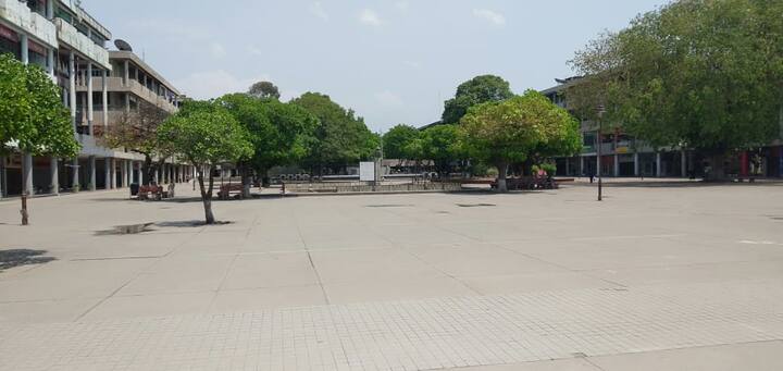 ਬੁੱਧਵਾਰ ਨੂੰ ਚੰਡੀਗੜ੍ਹ ਵਿੱਚ ਇੱਕ ਦਿਨ ਦਾ ਲੌਕਡਾਊਨ ਲਾਇਆ ਗਿਆ। ਕੋਰੋਨਾ ਦੇ ਮੱਦੇਨਜ਼ਰ ਭੀੜ ਇਕੱਠ ਹੋਣ ਤੋਂ ਰੋਕਣ ਲਈ ਚੰਡੀਗੜ੍ਹ ਪ੍ਰਸ਼ਾਸਨ ਨੇ ਰਾਮਨੌਮੀ 'ਤੇ ਲੌਕਡਾਊਨ ਲਾਉਣ ਦਾ ਫੈਸਲਾ ਲਿਆ। (Photo Credit:- Meharban Singh)