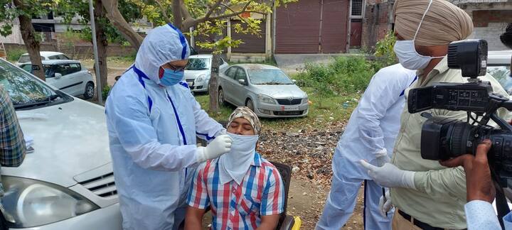 ਚਿੰਤਾ ਦੀ ਗੱਲ ਤਾਂ ਇਹ ਹੈ ਕਿ ਨਾਕਿਆਂ 'ਤੇ ਲਏ ਸੈਂਪਲਾਂ 'ਚੋਂ 5 ਫੀਸਦੀ ਤਕ ਲੋਕ ਪੌਜ਼ੇਟਿਵ ਆ ਰਹੇ ਹਨ। ਇਨ੍ਹਾਂ ਨਾਲ ਤੁਰੰਤ ਸਥਾਨਕ ਸਿਹਤ ਵਿਭਾਗ ਦੀਆਂ ਟੀਮਾਂ ਸੰਪਰਕ ਕਰਕੇ ਕੋਵਿਡ ਪ੍ਰੋਟੋਕਾਲ ਮੁਤਾਬਕ ਹੋਮ ਕੁਆਰਨਟਾਈਨ ਕੀਤਾ ਜਾ ਰਿਹਾ ਹੈ। (Photo Credit:- Gagandeep Sharma)