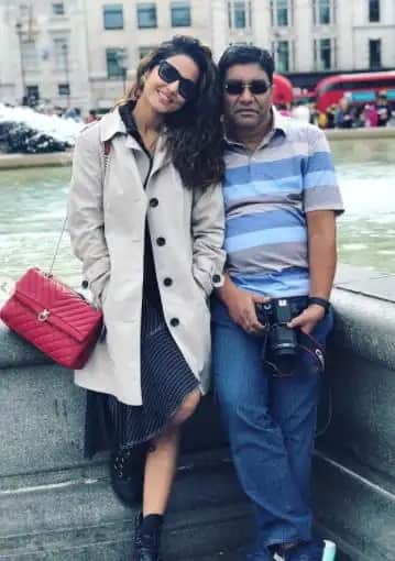 বিভিন্ন অনুষ্ঠানে হিনা বলেছেন, কেরিয়ার শুরুর প্রথম দিন থেকে বাবা অনুপ্রেরণা দিয়েছেন। সেই সময় পাশে কেউ ছিল না।