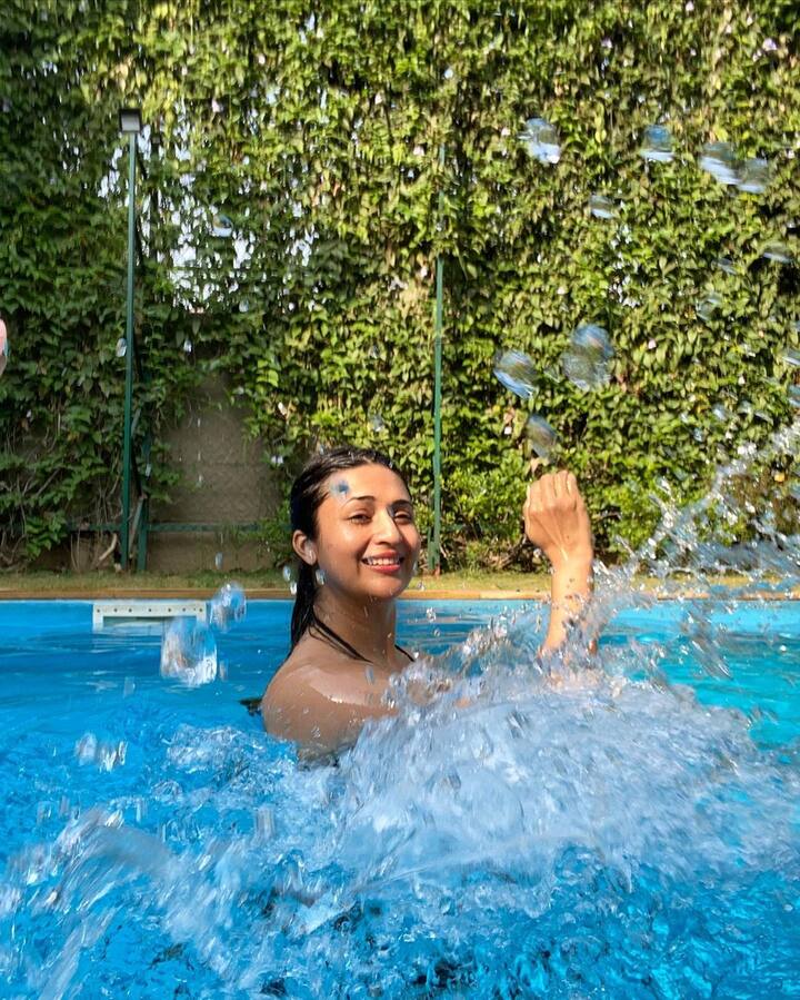 वहीं इन तस्वीरों को शेयर करते हुए दिव्यांका ने काफी पॉजीटिव कैप्शन भी शेयर किया है. उन्होंने लिखा है - लाइफ अभी बाकी है ...अपनी खुद की लहरें बनाएं. (फोटो - इंस्टाग्राम)