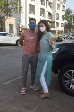 नीली कुर्ती और जूती पहन घर से निकलीं Gauhar Khan, पति Zaid Darbar का भी दिखा दमदार लुक