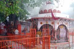 रामनवमी पर Agra के मंदिर की तस्वीर, ना भंडारे का आयोजन ना ही निकली शोभायात्रा