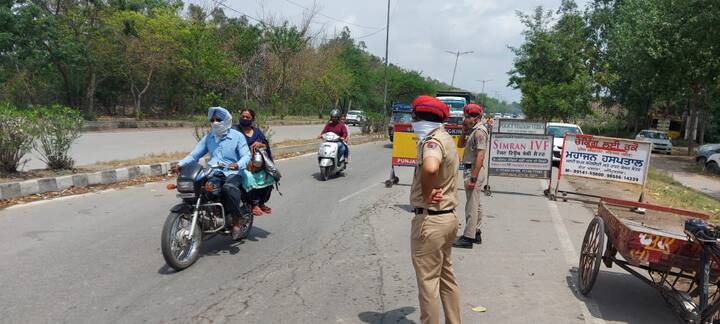 ਅੰਮ੍ਰਿਤਸਰ 'ਚ ਪਿਛਲੇ ਦੋ ਤਿੰਨ ਹਫਤਿਆਂ ਤੋਂ ਕੋਰੋਨਾ ਦੀ ਦੂਜੀ ਲਹਿਰ ਤਹਿਤ ਵਧ ਰਹੇ ਕੇਸਾਂ ਮਗਰੋਂ ਮੁੱਖ ਮੰਤਰੀ ਦੇ ਹੁਕਮਾਂ 'ਤੇ ਪੁਲਿਸ ਬਗੈਰ ਮਾਸਕ ਘੁੰਮਣ ਵਾਲਿਆਂ ਦੇ ਚਲਾਨ ਕੱਟਣ ਦੀ ਬਜਾਏ ਮੌਕੇ 'ਤੇ ਸੈਂਪਲ ਲੈਣ ਦੀ ਹਦਾਇਤ ਦਿੱਤੀ ਗਈ। (Photo Credit:- Gagandeep Sharma)