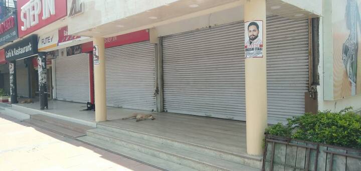 ਲੌਕਡਾਊਨ ਦਾ ਅਸਰ ਚੁਫੇਰੇ ਵੇਖਣ ਨੂੰ ਮਿਲਿਆ। ਦੁਕਾਨਾਂ ਬੰਦ ਰਹੀਆਂ ਪਰ ਸੜਕਾਂ ਉੱਪਰ ਆਵਾਜਾਈ ਰਹੀ। ਪੁਲਿਸ ਨੇ ਵੀ ਥਾਂ-ਥਾਂ ਨਾਕੇ ਲਾ ਕੇ ਚੈਕਿੰਗ ਕੀਤੀ। (Photo Credit: Meharban Singh)