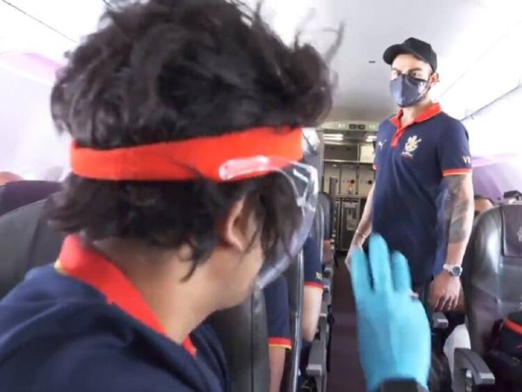 அணியை கலாய்த்த நாக்ஸ்: விமான கழிப்பறையில் அடைத்த பெங்களூரு வீரர்கள் Mr Nags' hilarious interview leaves Virat and RCB players in laughter அணியை கலாய்த்த நாக்ஸ்: விமான கழிப்பறையில் அடைத்த பெங்களூரு வீரர்கள்