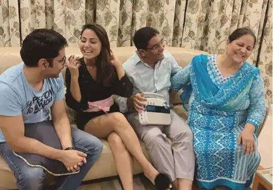 বাবা ছাড়াও হিনার পরিবারে আছেন তাঁর মা এবং ভাই।