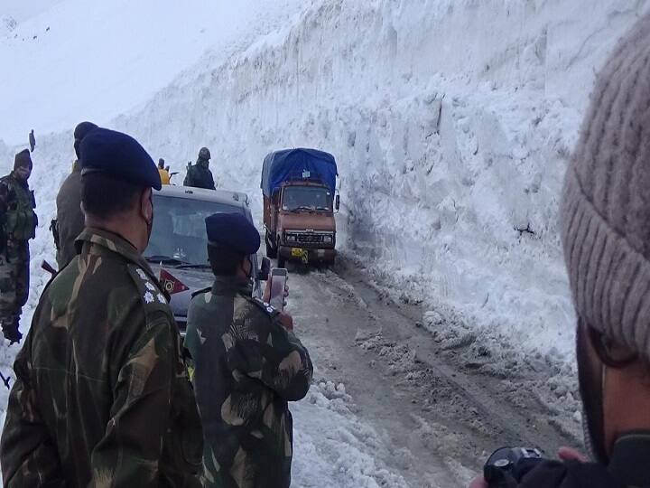 Srinagar-Leh Highway Zojila Pass Opened By BRO, Connectivity To Ladakh Established ANN श्रीनगर-लेह राष्ट्रीय राजमार्ग 110 दिन बाद खुला, पहले दिन खाने-पीने का सामान कारगिल भेजा गया
