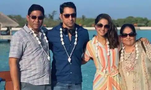 কাজের চাপ সামলেও মাঝেমধ্যে পরিবারের সঙ্গে ঘুরতে যেতেন হিনা।