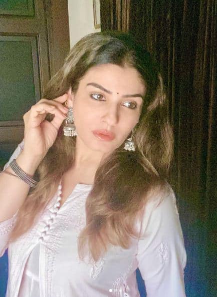 तस्वीरों में रवीना टंडन बेहद खूबसूरत लग रही हैं. तस्वीरों के साथ उनका कैप्शन भी सबसे अलग है जिसमें वह लॉकडाउन में होने वाली एक परेशानी बता रही हैं.