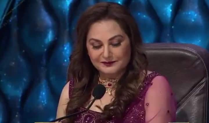 जया ने बताया कि इतने लंबे समय तक कमरा बंद रहने के बावजूद उन दोनों ने आपस में कोई बात नहीं की और जीतू ने परेशान होकर दरवाजा खोला तो श्रीदेवी जी मुस्कुरा कर बाहर चली गईं. मैंने कहा कि कुछ बात नहीं हुई.