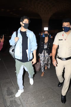 PICS: SRK's Wife Gauri & Son Aryan Jet Off To New York To Meet Suhana Khan