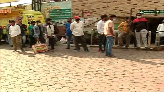 परप्रांतीय मजुरांना लॉकडाऊनची धास्ती; पुणे रेल्वे स्थानकाबाहेर प्रवाशांच्या मोठ्या रांगा