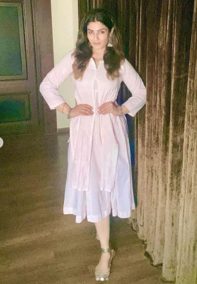 कोरोना के चलते मुंबई में लॉकडाउन लागू हैं. ऐसे में बिना किसी जरूरी काम के बाहर जाने पर रोक लगा दी गई है. एक्ट्रेस रवीना टंडन भी घर में ही टाइम पास कर रही हैं और उन्होंने फैन्स के लिए ये तस्वीरें शेयर की हैं.