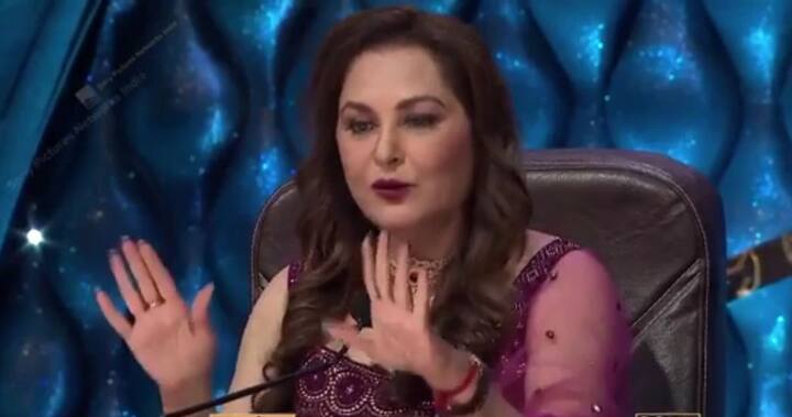 बॉलीवुड दीवा ने बताया कि एक बार लीजेंड्री एक्टर जीतू और राजेश खन्ना ने दोनों को एक कमरे में बंद कर दिया था जिससे दोनों कम से कम एक दूसर से बात तो करें और हम दोनों करीब एक से दो घंटा एक ही कमरे में रहे.