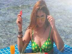 Bigg Boss की एक्स कंटेस्टेंट Arti Singh ने शेयर की बिकीनी फोटो, मालदीव में मना रही हैं छुट्टियां