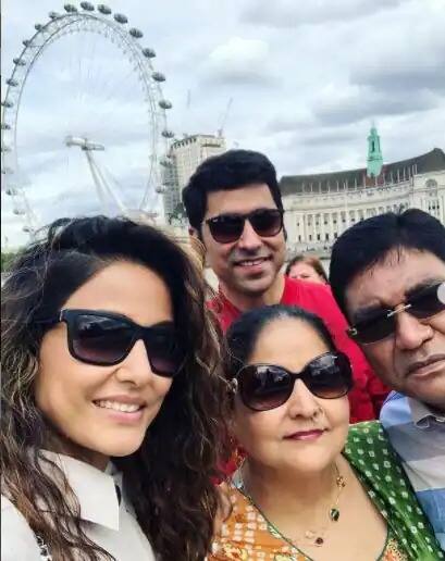 ইনস্টাগ্রামে বহুবার বাবার সঙ্গে ছবি শেয়ার করেছেন হিনা। তার মধ্যে একটি ছবি। বরবারই বাবার খুব প্রিয় ছিলেন তিনি তা এই ছবিতেই স্পষ্ট।
